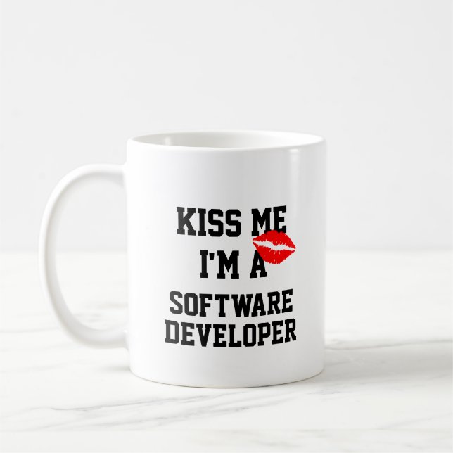 Kiss Me Im Un Développeur Logiciel Mug (Gauche)