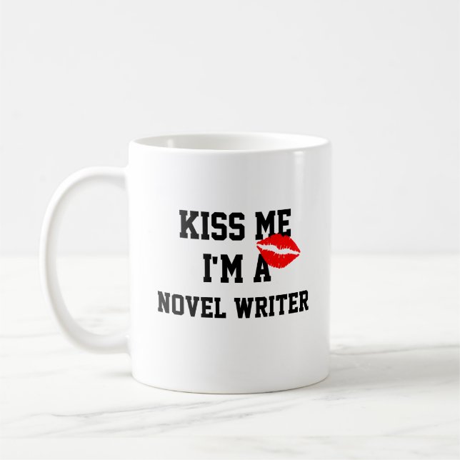 Kiss Me Im Un Écrivain Novel Mug (Gauche)