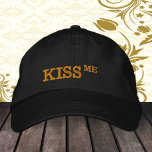 KISS ME retro mode Casquette / Fun Party camionneu<br><div class="desc">Casquettes brodés : casquette rétro classique avec le texte "KISS ME" - mode amusante,  fête des célibataires,  vêtements de collège,  Père Noël secret,  célébrations de bureau / soirée</div>