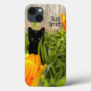 Kitten noir dans le coque ipad de jardin