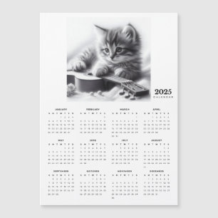 Kitten serré avec un calendrier magnétique de la g