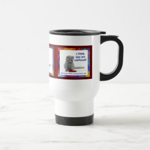 Kitty avec la tasse de voyage de souris
