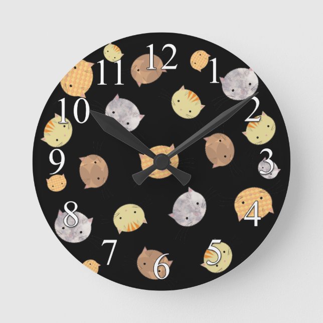 Kitty Chat fait face à une jolie horloge murale (Recto)