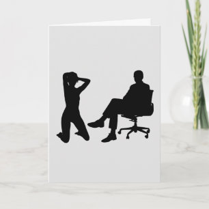 KNEELING FEMME & HOMME ASSIS DANS LA CHAISE CARTES