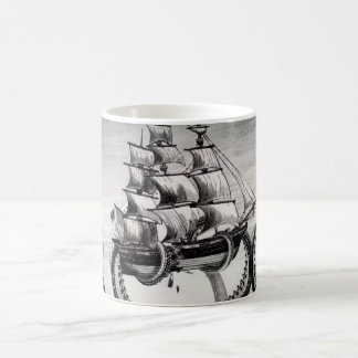 Kraken tenant la tasse de blanc de pirate/bateau