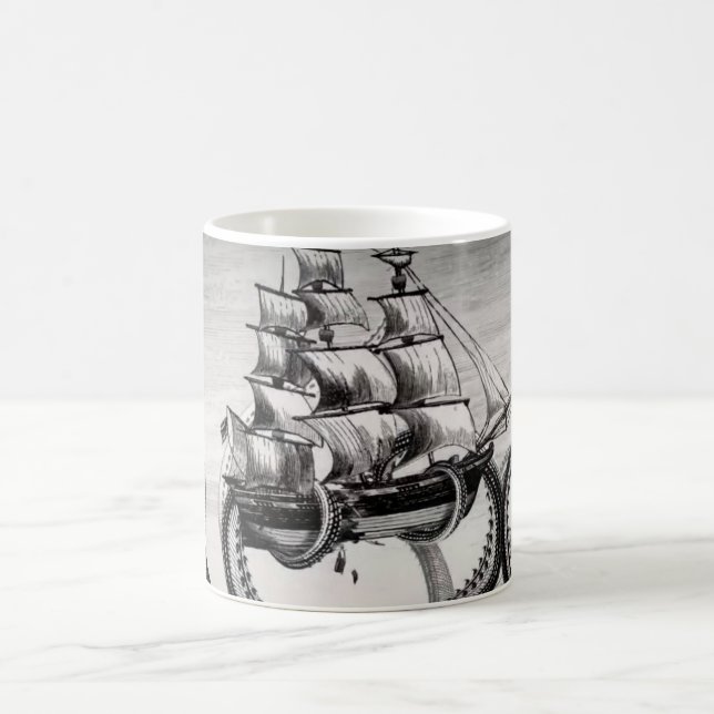 Kraken tenant la tasse de blanc de pirate/bateau (Centre)