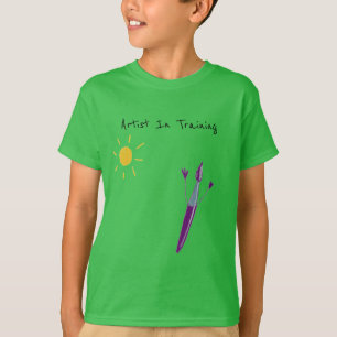 L’oeuvre de votre enfant sur le T-shirt d’un garço