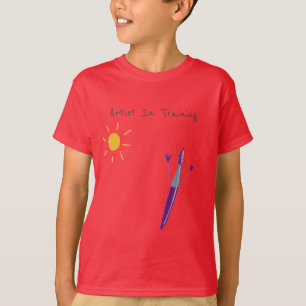 L’oeuvre de votre enfant sur le T-shirt d’un garço