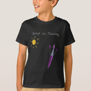 L’oeuvre de votre enfant sur le T-shirt noir d’un 