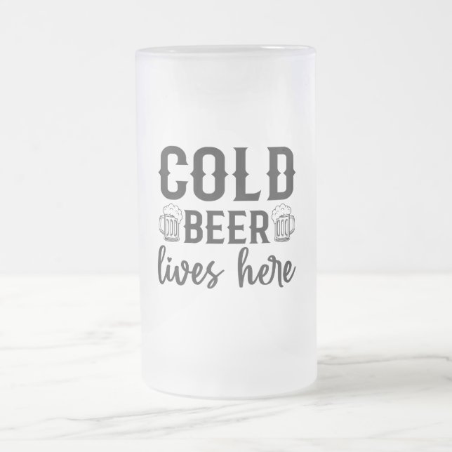 La Bière Froide Vit Ici La Mug De Verre Froide (Centre)
