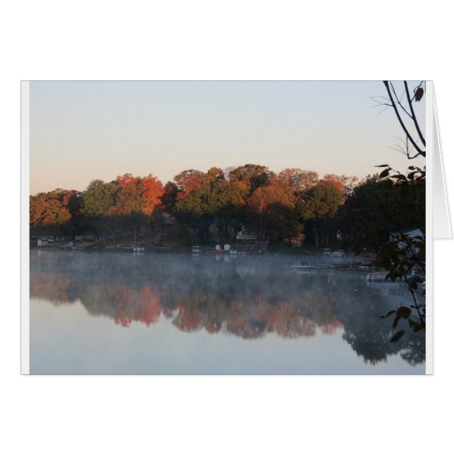 La brume sur le lac comme chute arrange sur le lac (Devant horizontal)