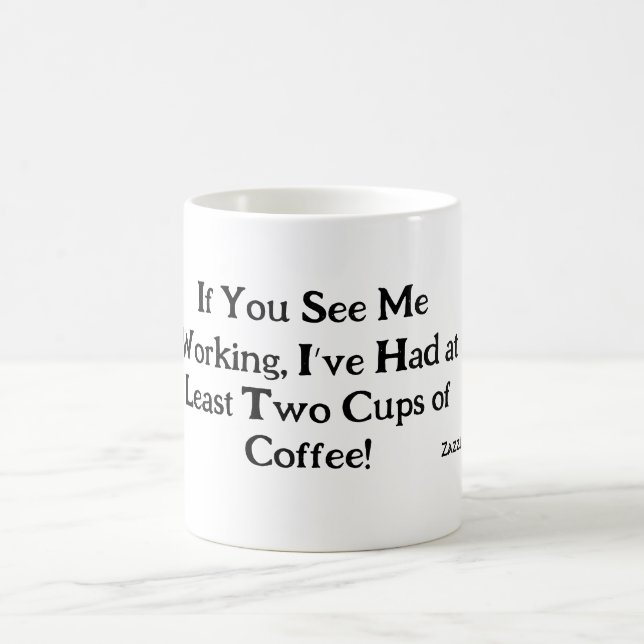 La caféine nourrie par le sarcasme de travail Mug (Centre)
