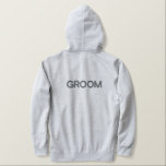 La chambre Sweat - shirt à capuche masculine<br><div class="desc">Pour la Groom,  montré est un sweat - shirt à capuche de couleur gris bruyère pour se détendre. Texte brodé en couleur grise sur l'avant et l'arrière.</div>