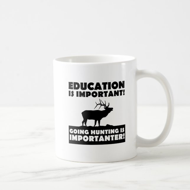 La chasse est plus importante Mug drôle (Droite)