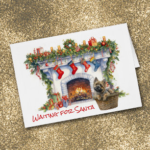 La cheminée de Cairn Terrier Dog attend Père Noël