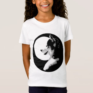 La chemise enrouée du T-shirt de la fille de