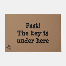 La clé est sous ici le tapis de porte