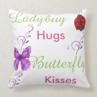 La coccinelle étreint le coussin de baisers de