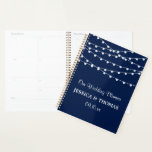 La Collection Mariage Bleu Marine Lights<br><div class="desc">Préparez-vous à votre grande journée dans le style avec cette wedding planner élégante et très tendance. Le design est facile à personnaliser avec vos propres noms et date mariage et vous pouvez garder toutes vos idées de design, informations mariages importantes et beaucoup plus en sécurité ensemble dans ce planificateur personnalisé....</div>