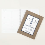 La collection Mariage de Burlap du phare nautique<br><div class="desc">Préparez-vous à votre grande journée dans le style avec cette wedding planner élégante et très tendance. Le design est facile à personnaliser avec vos propres noms et date mariage et vous pouvez garder toutes vos idées de design, informations mariages importantes et beaucoup plus en sécurité ensemble dans ce planificateur personnalisé....</div>