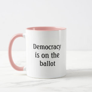 La démocratie est sur le bulletin de vote Mug à ca