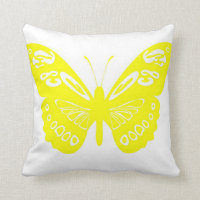 La dentelle jaune de papillon s'envole le coussin