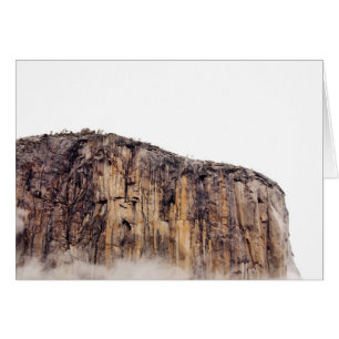 La falaise de Sheer se lève au-dessus des nuages