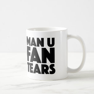 La fan de l'homme U déchire la tasse pour des fans