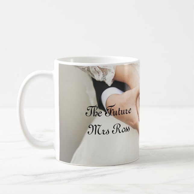 La future tasse de café de Mme Ross Modern Name (Gauche)