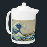 La Grande Vague au large de Kanagawa<br><div class="desc">Cette théière présente un imprimé de bois très célèbre appelé Kanagawa Okinami-Ura (神 奈 川 浪 裏), connu en anglais sous le nom de La Grande Vague au large de Kanagawa. Il a été imprimé pour la première fois dans les années 1830 par un artiste du nom de Katsushika Hokusai...</div>