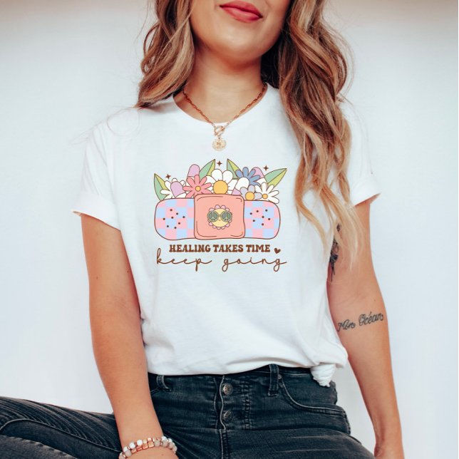 La guérison prend du temps Continuez T-shirt rétro (Créateur téléchargé)