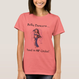 La hanche de danse de ventre entoure le T-shirt