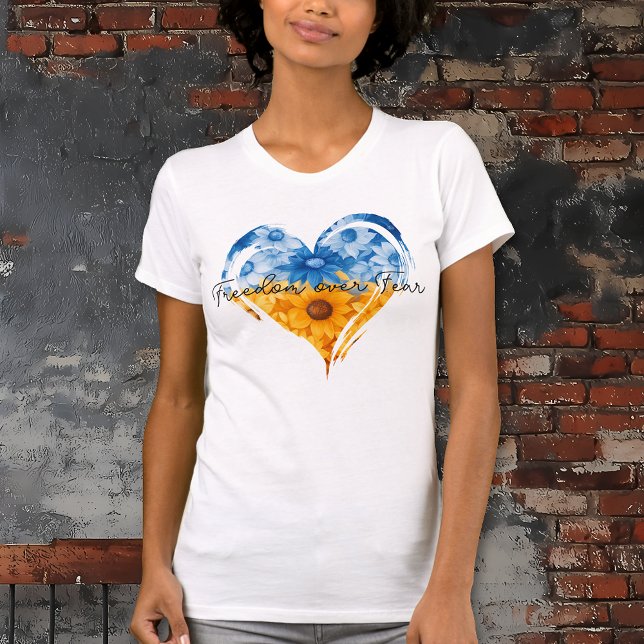 La liberté sur la peur Coeurs de tournesol T-shirt (Freedom over Fear Sunflower Heart Ukraine Support Women's White T-Shirt
)