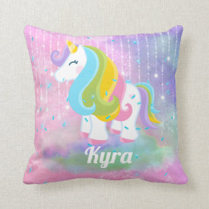 La licorne d'imaginaire ajoutent le coussin à la