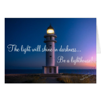 La lumière brillera dans le phare d'obscurité