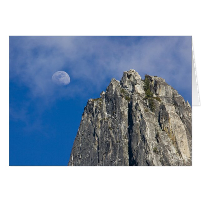 La lune se lève et brille à travers les nuages (Devant horizontal)