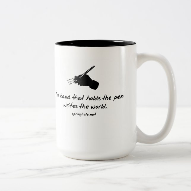 La main qui tient la tasse de stylo (Droit)