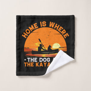 La maison est où sont les chiens et les kayaks