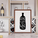 La maison où se trouve le vin | Impression d'art<br><div class="desc">Chez soi,  c'est là que se trouve le vin ! L'imprimé d'art de typographie noir et blanc présente la phrase inscrite dans un texte manuscrit à l'intérieur d'une illustration de bouteille de vin. Coordonner les accessoires disponibles dans notre boutique !</div>