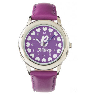 La montre de l'enfant rose avec les coeurs du nom