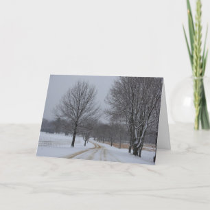 La neige a couvert la carte de vacances de routes