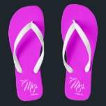 La nouvelle Mme Magenta et les tongs Mariages blan<br><div class="desc">Ces tongs mariages ont un pied de lit magenta. En écriture blanche,  ils disent "La Nouvelle Madame" et ont un endroit pour ajouter le nouveau nom de la mariée.</div>