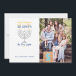 La paix de Shalom sur Terre Hanoukka<br><div class="desc">Sois la lumière ! Envoyez cette carte à vos amis et à votre famille ce jour férié, et réchauffez leur esprit de lumière. Ménorah d'argent avec le texte bleu et or de Shalom (en hébreu) sur la Terre. Facile à customiser avec votre nom et votre photo. Facile à customiser avec...</div>