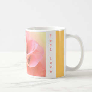 La paix rose s'est levée, voit la beauté, tasse