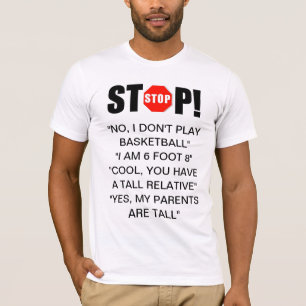 La personne grande répond au T-shirt