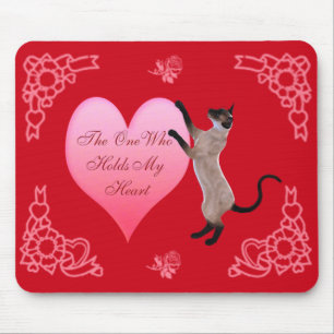 La personne qui tient mon tapis de souris de coeur