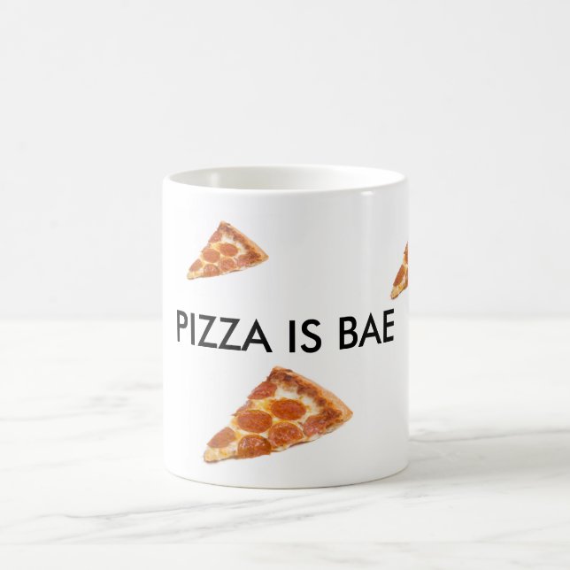 La pizza est tasse de Bae de pizza de pepperoni (Centre)