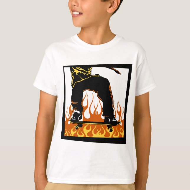 La planche à roulettes flambe le T-shirt (Devant)
