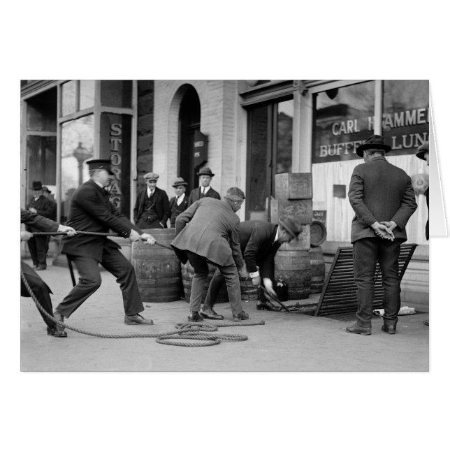 La police saisit de l'alcool de contrebande, 1923 (Devant horizontal)