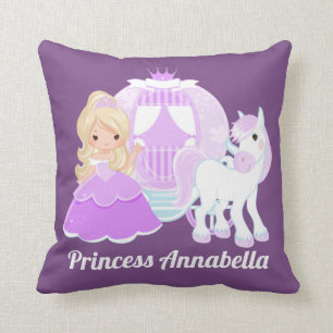 La princesse ajoutent le coussin à la maison de